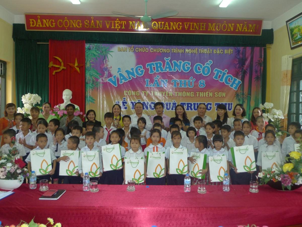 nhà máy sữa đậu nành Vinasoy trao quà cho trẻ em có hoàn cảnh đặc biệt khó khăn ở Mê Linh