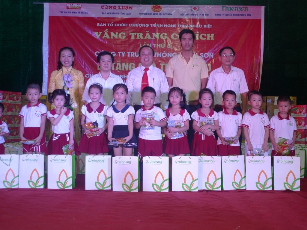 nhà máy sữa đậu nành Vinasoy trao quà cho trẻ em có hoàn cảnh đặc biệt khó khăn ở Quảng Ninh