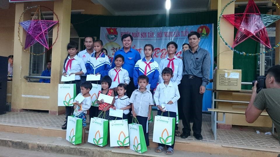 Vinasoy trao học bổng cho học sinh nghèo huyện sơn tây, Quảng Ngãi