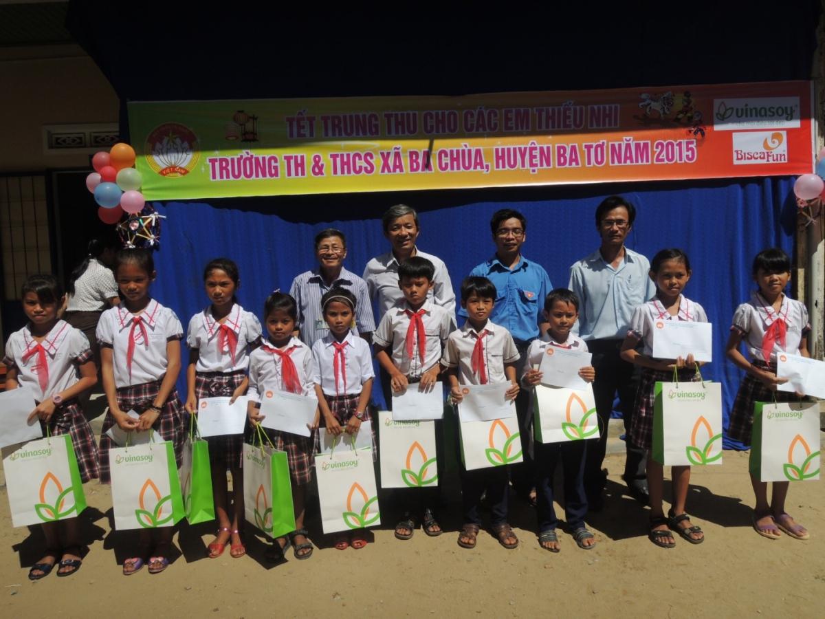 Vinasoy trao quà cho các em học sinh nghèo xã Ba Chùa